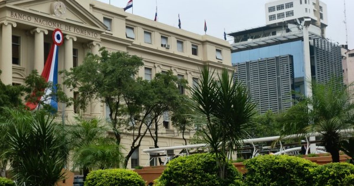 Plaza de la Democracia, en el centro de Asunción, con banderas paraguayas en los edificios que la rodean