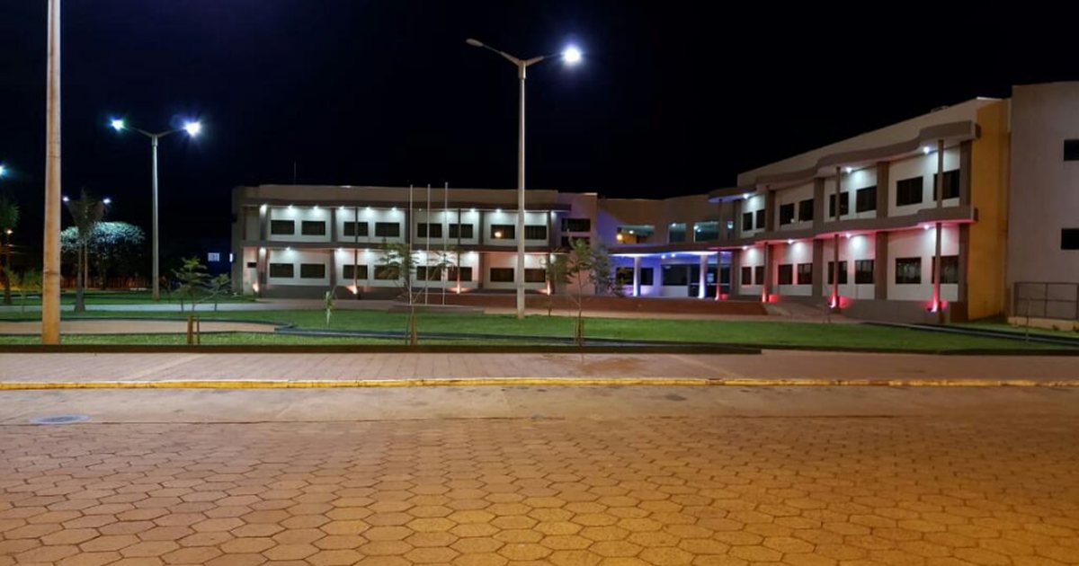 Edificio de la Municipalidad de Pedro Juan Caballero, de noche, en la ciudad del Sportivo 2 de Mayo