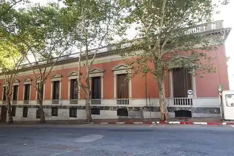 Fachada del Palacio Santos, sede del Ministerio de Relaciones Exteriores de Uruguay, en Montevideo