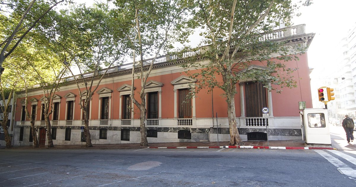 Fachada del Palacio Santos, sede del Ministerio de Relaciones Exteriores de Uruguay, en Montevideo