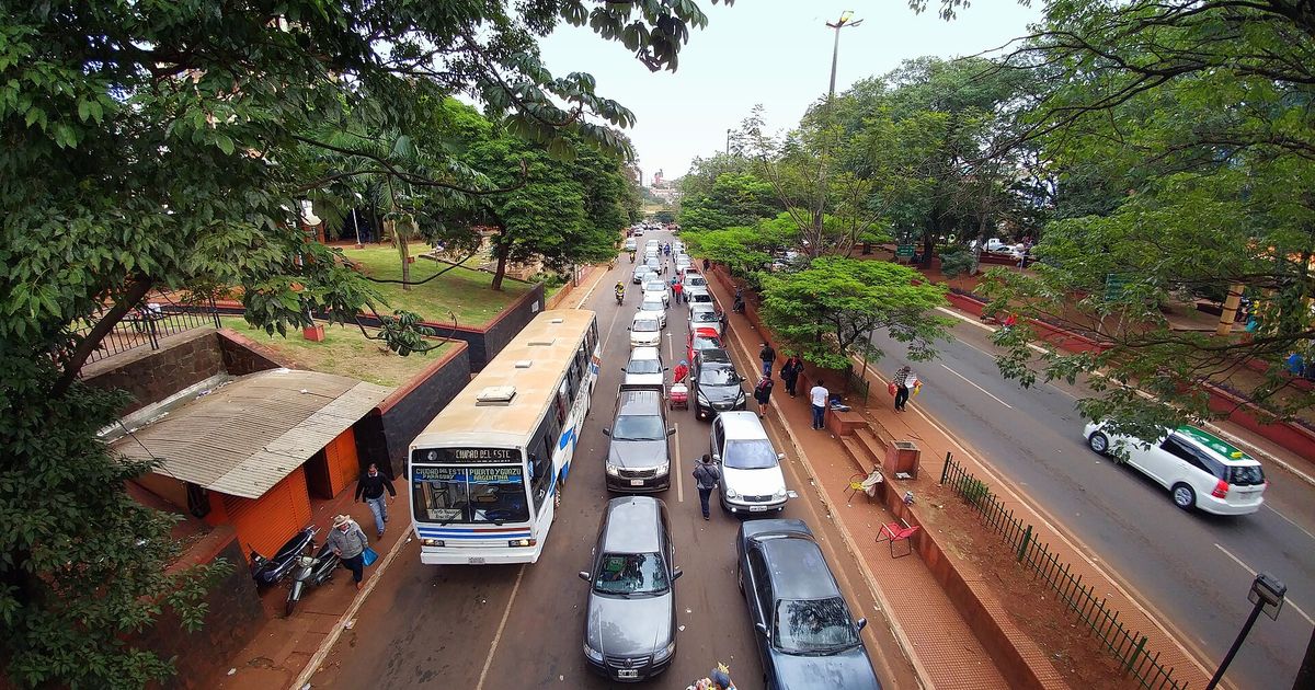 Tránsito de autos y un ómnibus sobre la ruta PY02 a su paso por Ciudad del Este