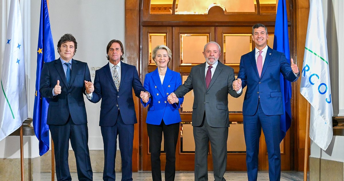 Javier Milei, Luis Lacalle Pou, Ursula von der Leyen, Luiz Inácio Lula da Silva y Santiago Peña al cerrar la negociación del acuerdo entre el Mercosur y la Unión Europea, en diciembre de 2024