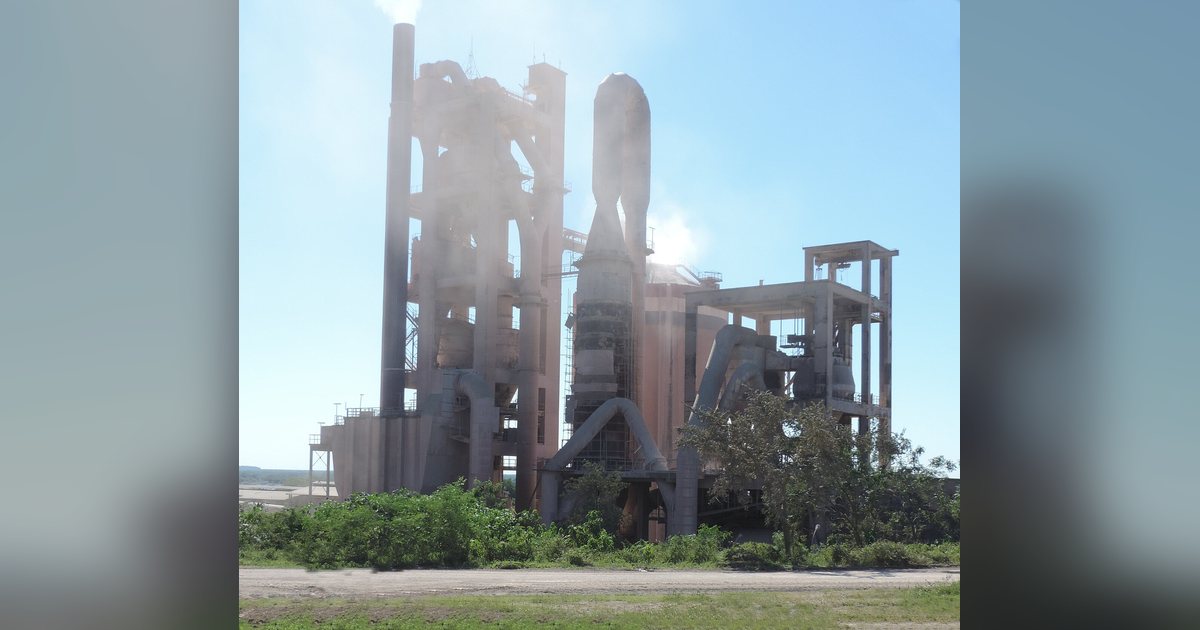 Torre de precalentado de la planta de cemento de Puerto Vallemí, en Concepción