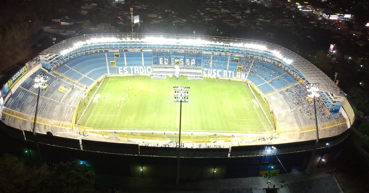 El estadio Cuscatlán de San Salvador iluminado de noche, visto desde el aire