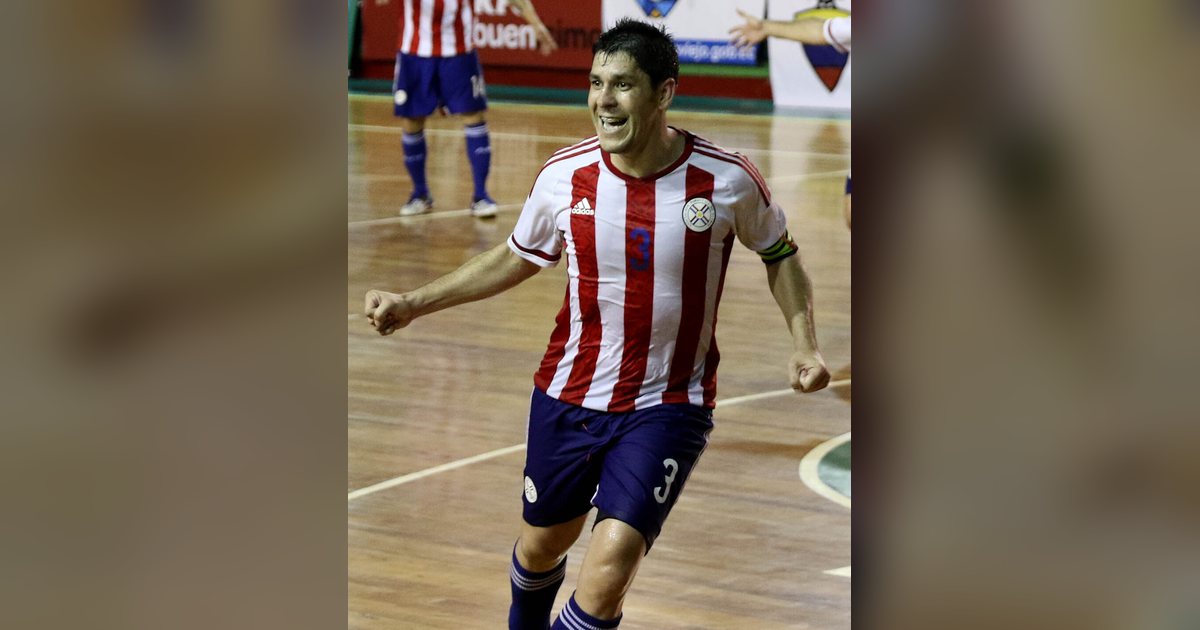 Un jugador de la selección paraguaya de futsal celebra un gol en la Copa América de futsal de 2015