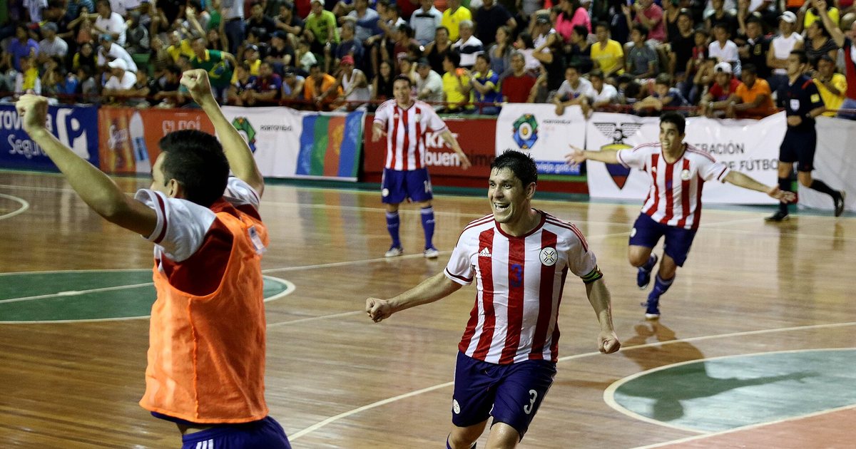 Jugadores de la selección paraguaya de futsal celebran un gol en la cancha