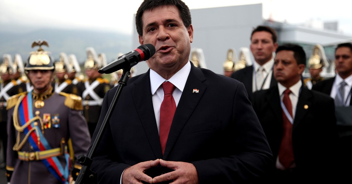 Horacio Cartes, presidente de la ANR, habla ante un micrófono en un acto oficial