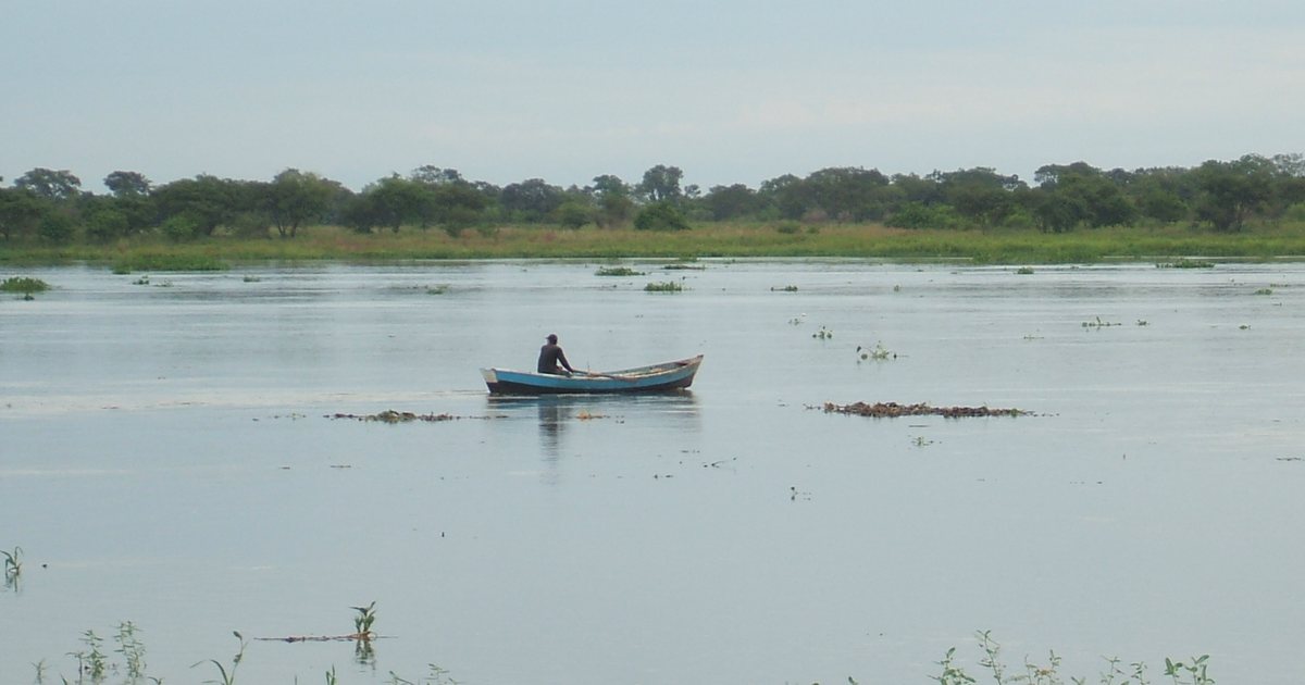Una canoa sobre el río Paraguay, en Villeta, la ciudad donde Sportivo Ameliano recibe a Olimpia