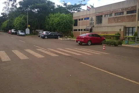 Calle interna y edificio del Rectorado en el campus de la Universidad Nacional del Este, en Ciudad del Este
