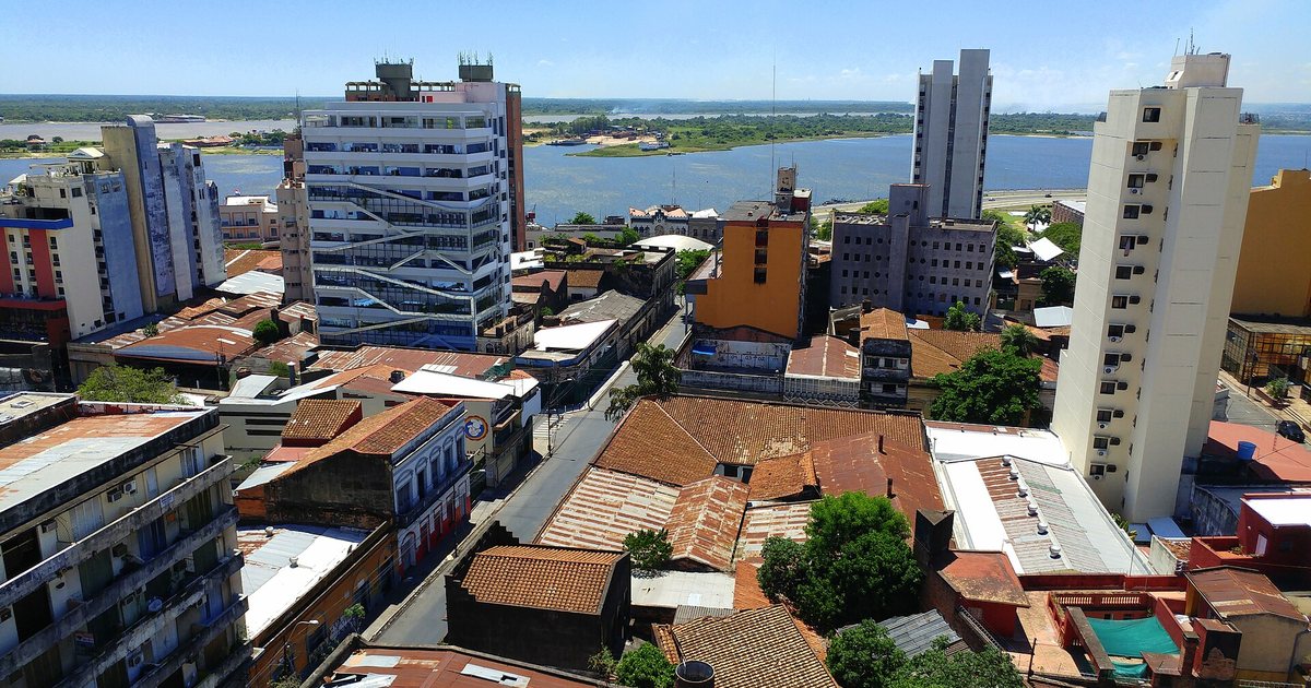 Vista desde lo alto del centro de Asunción, con la bahía al fondo