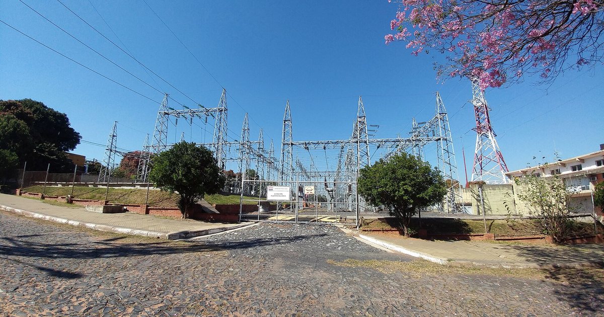Subestación Puerto Sajonia de la ANDE, en el barrio Sajonia de Asunción, vista desde la calle empedrada
