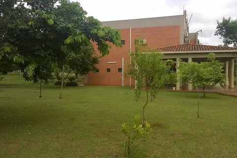 Foto: Diego Fernando Quint. / Wikimedia Commons · CC BY-SA 3.0 Edificio y jardines del campus de la Universidad Nacional del Este, en Ciudad del Este