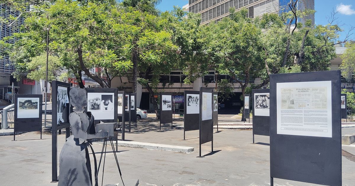 Plaza de la Democracia, en el centro de Asunción, con el monumento a la fotógrafa Fulgencia Almirón