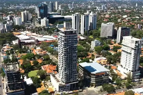Foto: Overkill53 / Wikimedia Commons · CC BY-SA 4.0 Vista aérea de torres terminadas y en construcción en el nuevo eje corporativo de Asunción, en 2023