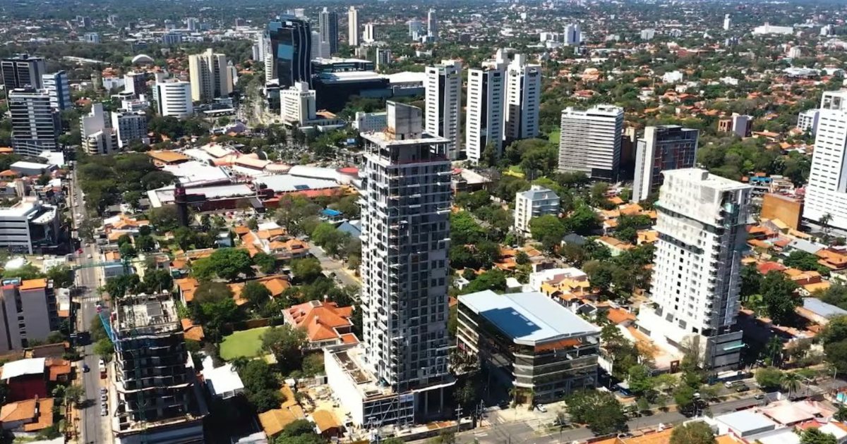 Vista aérea de torres terminadas y en construcción en el nuevo eje corporativo de Asunción, en 2023