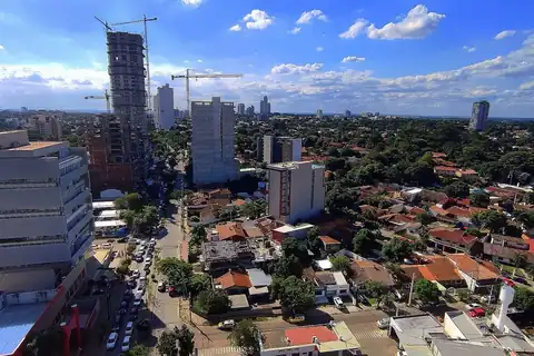 Foto: Cmasi / Wikimedia Commons · CC0 Vista aérea de la avenida Molas López con tránsito de autos, en Asunción