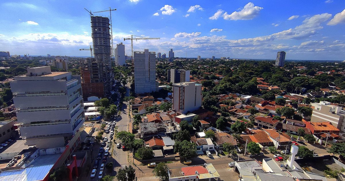 Vista aérea de la avenida Molas López con tránsito de autos, en Asunción