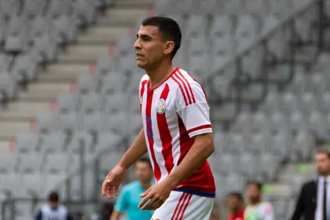 Foto: El Loko / Wikimedia Commons · CC BY 4.0 Júnior Alonso con la camiseta de la selección paraguaya, en junio de 2018