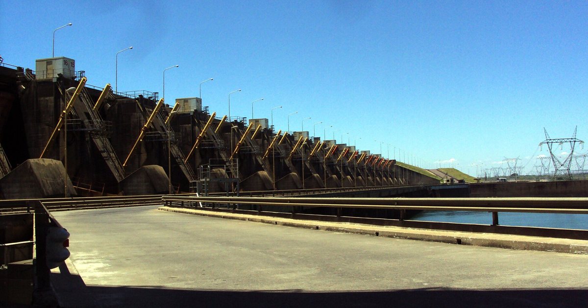 Compuertas del vertedero de la represa de Yacyretá sobre el río Paraná