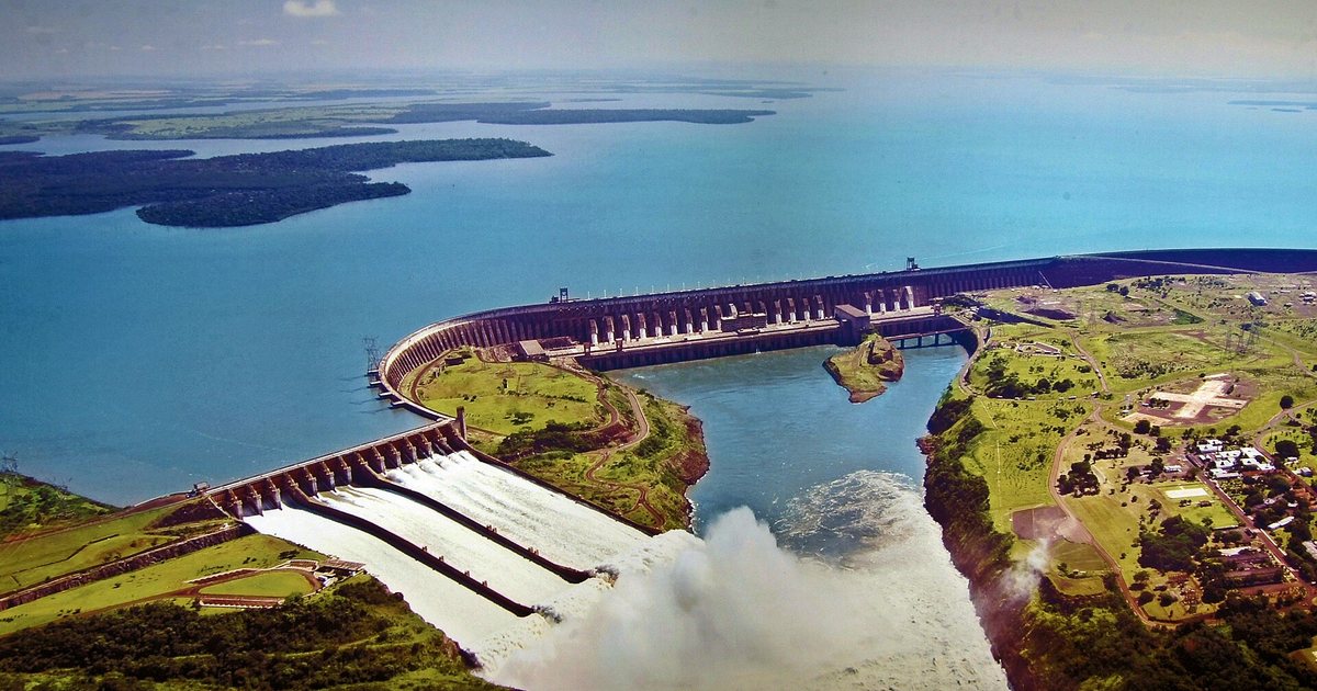 Vista aérea de la represa de Itaipú y su vertedero sobre el río Paraná