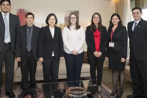 La entonces presidenta de Taiwán, Tsai Ing-wen, con becarios paraguayos de la Beca de Taiwán, en 2016
