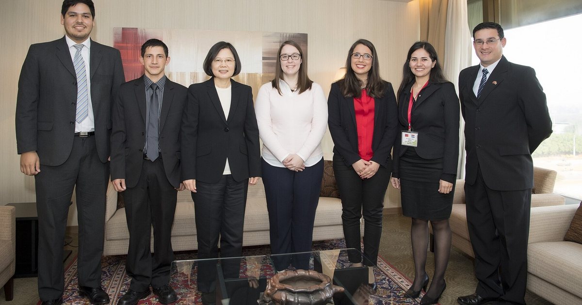 La entonces presidenta de Taiwán, Tsai Ing-wen, con becarios paraguayos de la Beca de Taiwán, en 2016