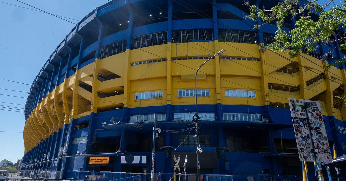 Fachada azul y amarilla del estadio Alberto José Armando, La Bombonera, en el barrio de La Boca, Buenos Aires