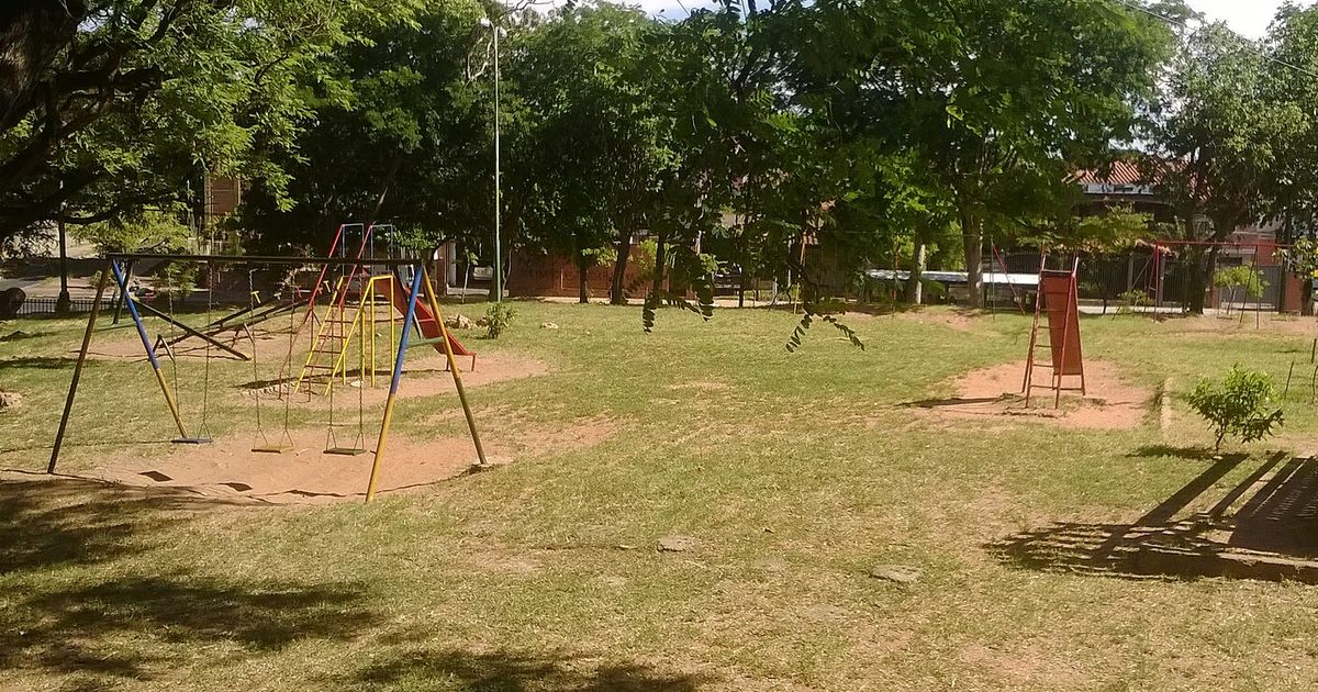 Área de juegos infantiles con hamacas en un espacio verde de Asunción