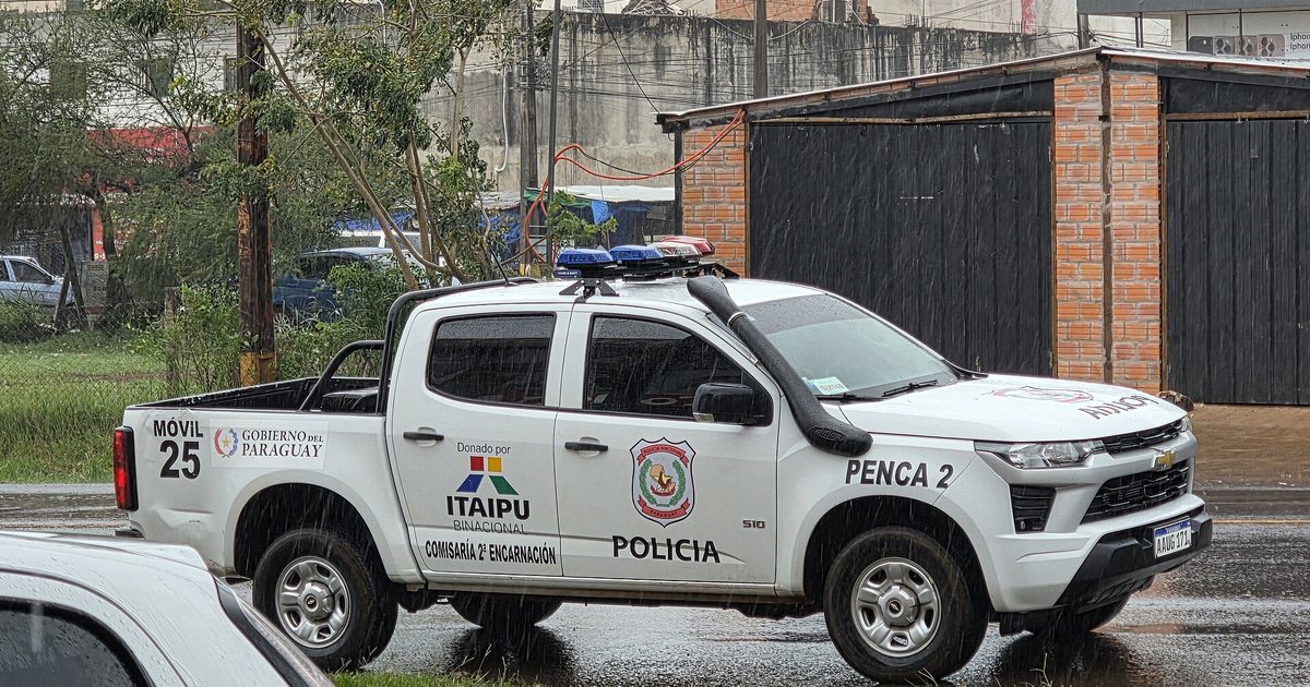 Camioneta patrullera de la Policía Nacional del Paraguay estacionada en una calle de Encarnación, Itapúa