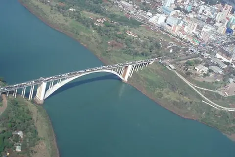 Vista aérea del Puente de la Amistad sobre el río Paraná, entre Ciudad del Este y Foz do Iguaçu