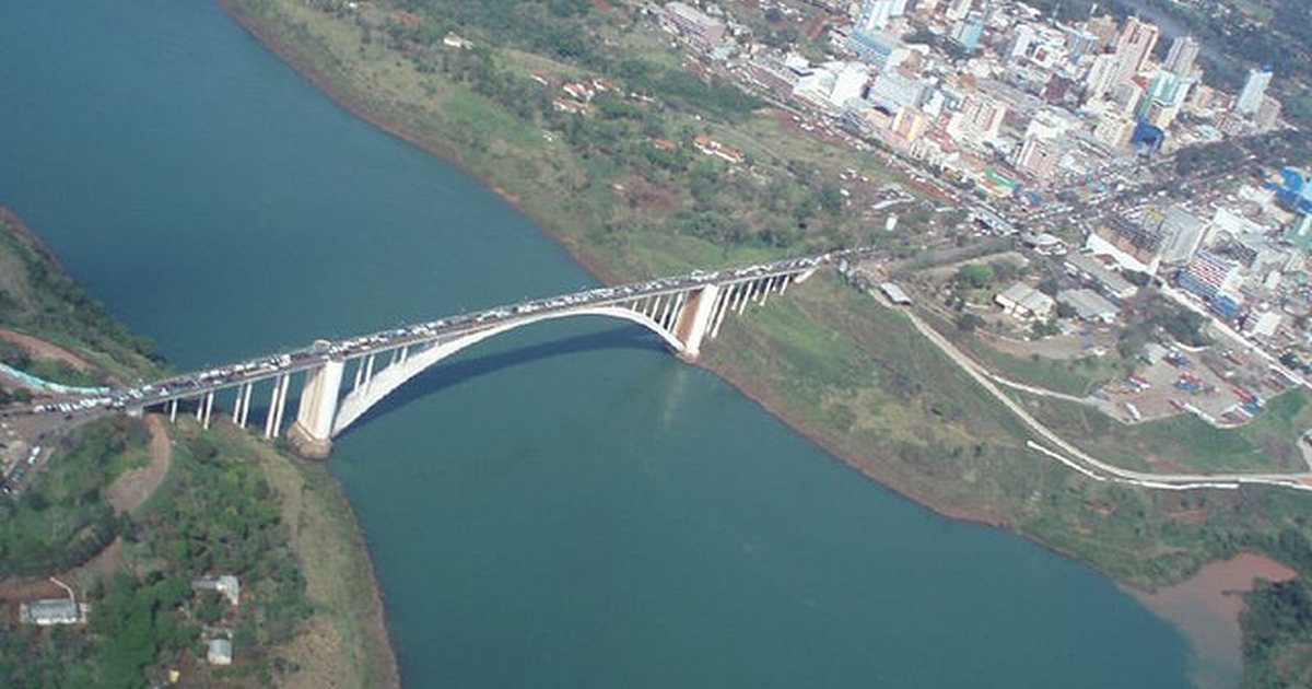 Vista aérea del Puente de la Amistad sobre el río Paraná, entre Ciudad del Este y Foz do Iguaçu