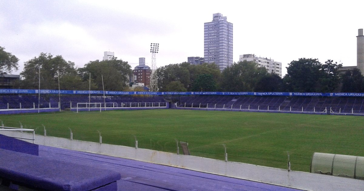Tribunas y cancha del estadio Luis Franzini, de Defensor Sporting, en Montevideo