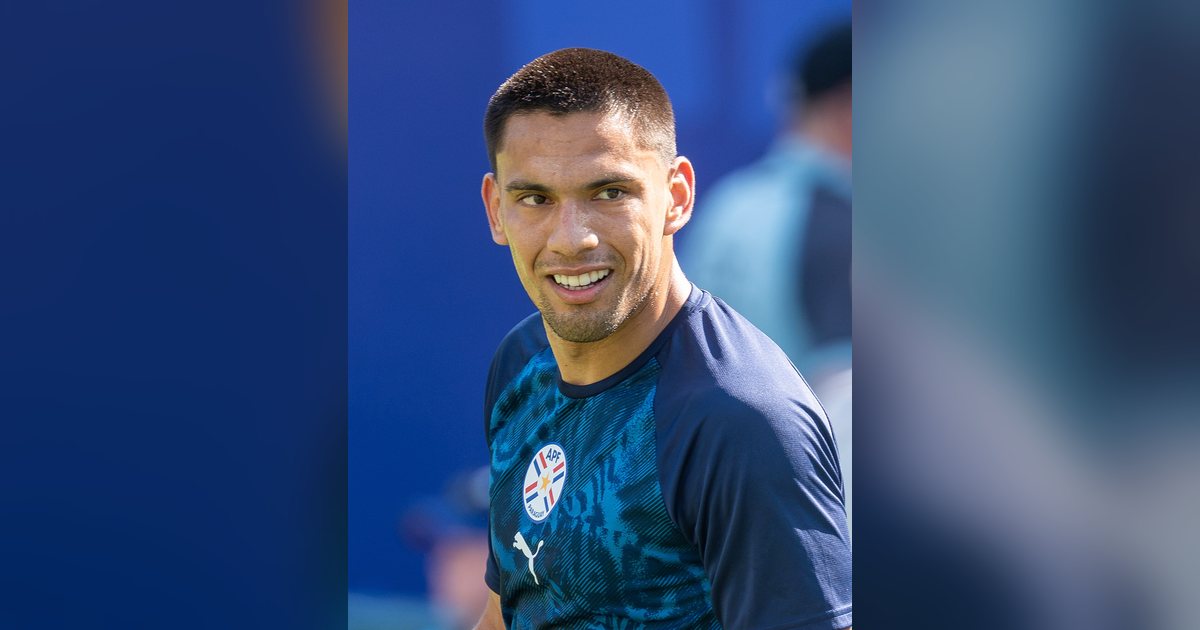 Diego Gómez, volante paraguayo del Brighton, con la ropa de entrenamiento de la Albirroja en 2026