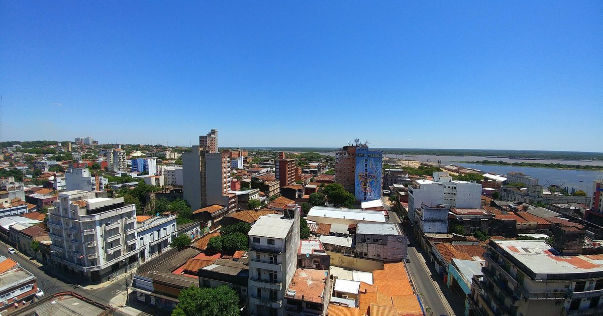 Edificios del centro de Asunción vistos desde lo alto, con la bahía del río Paraguay al fondo