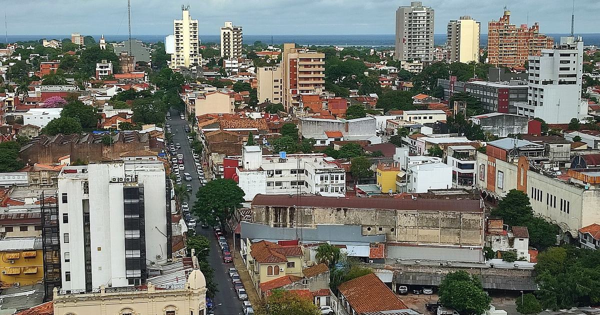 Vista del centro de Asunción bajo un cielo nublado, con edificios y calles del microcentro