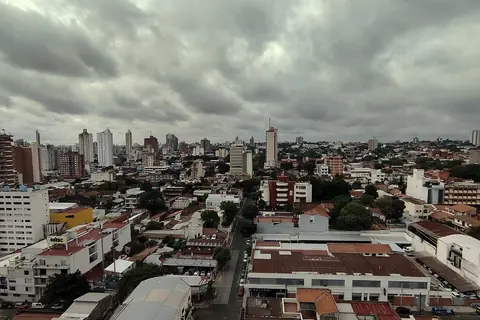 Foto: Cmasi / Wikimedia Commons · CC BY-SA 4.0 Cielo cubierto de nubes sobre los edificios y los techos del centro de Asunción, vistos desde lo alto