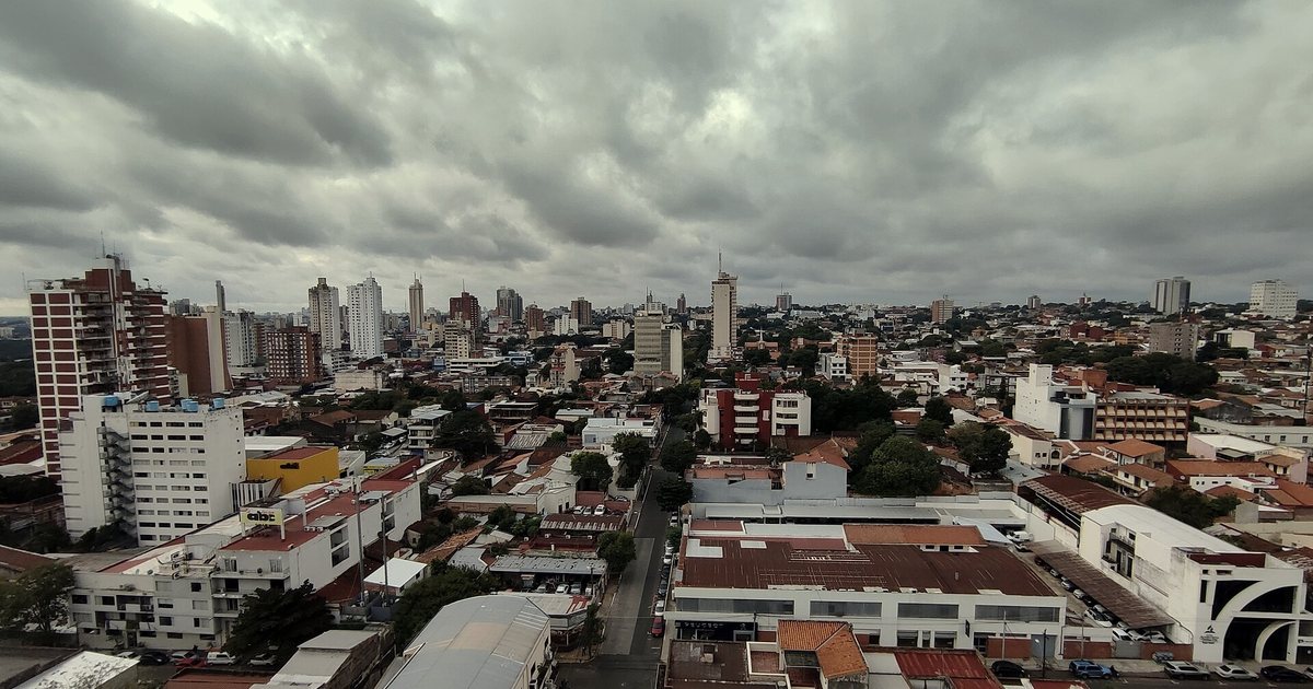 Cielo cubierto de nubes sobre los edificios y los techos del centro de Asunción, vistos desde lo alto