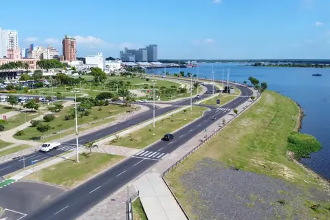 Foto: Overkill53 / Wikimedia Commons · CC BY-SA 4.0 La avenida Costanera y el río Paraguay, con los edificios del centro de Asunción al fondo, en un día de sol