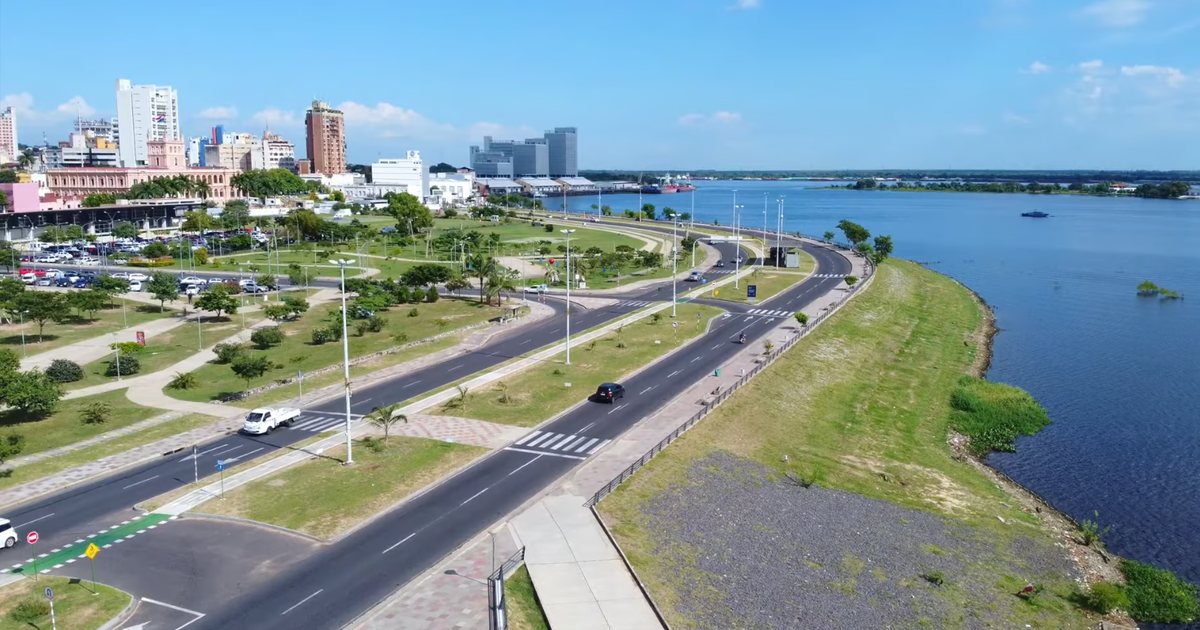 La avenida Costanera y el río Paraguay, con los edificios del centro de Asunción al fondo, en un día de sol