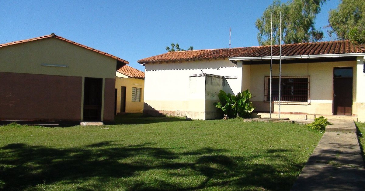 Centro de Salud de R. I. Tres Corrales, en el departamento de Caaguazú, con su patio de césped