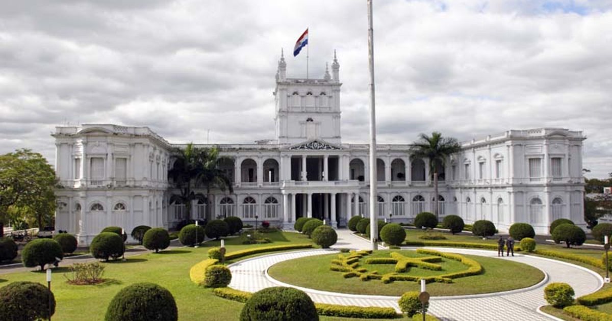 Palacio de López, sede del Gobierno del Paraguay, con la bandera nacional, en Asunción
