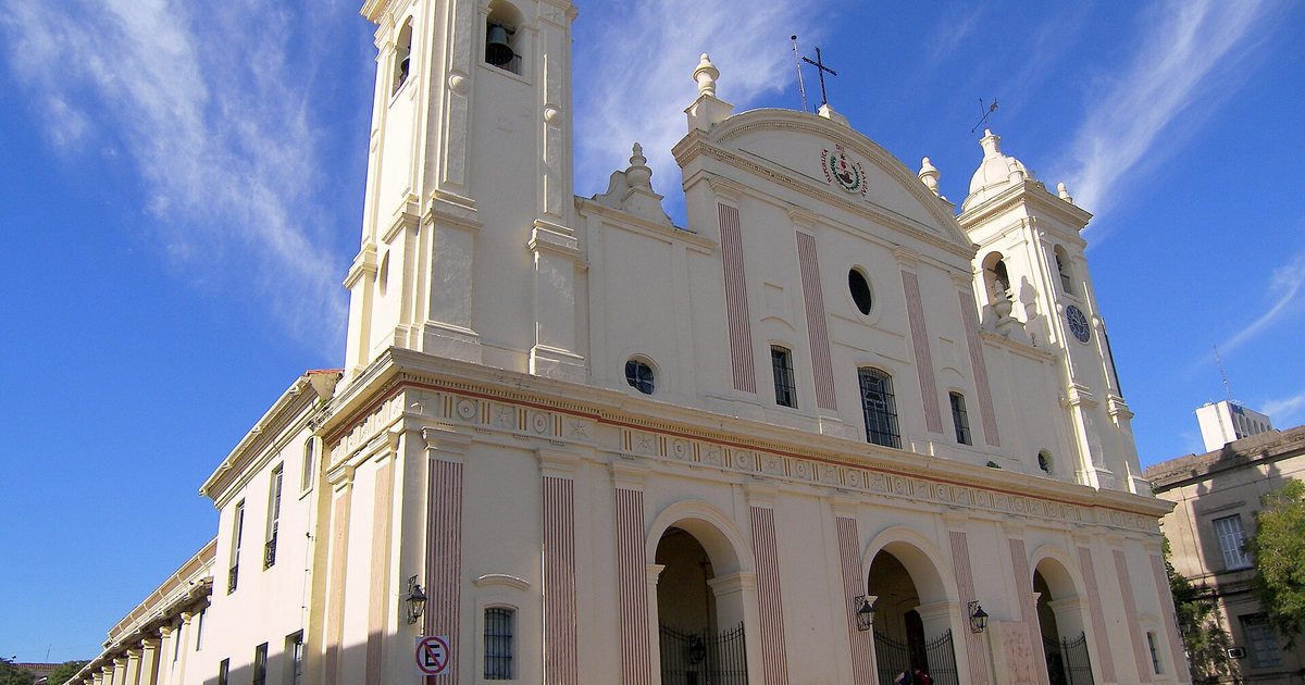 Fachada y lateral de la Catedral Metropolitana de Asunción, donde se recibió la espada de San Miguel