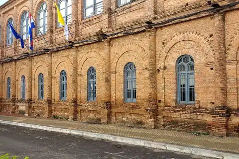 Fachada de ladrillo de la Universidad Católica Nuestra Señora de la Asunción, en Asunción