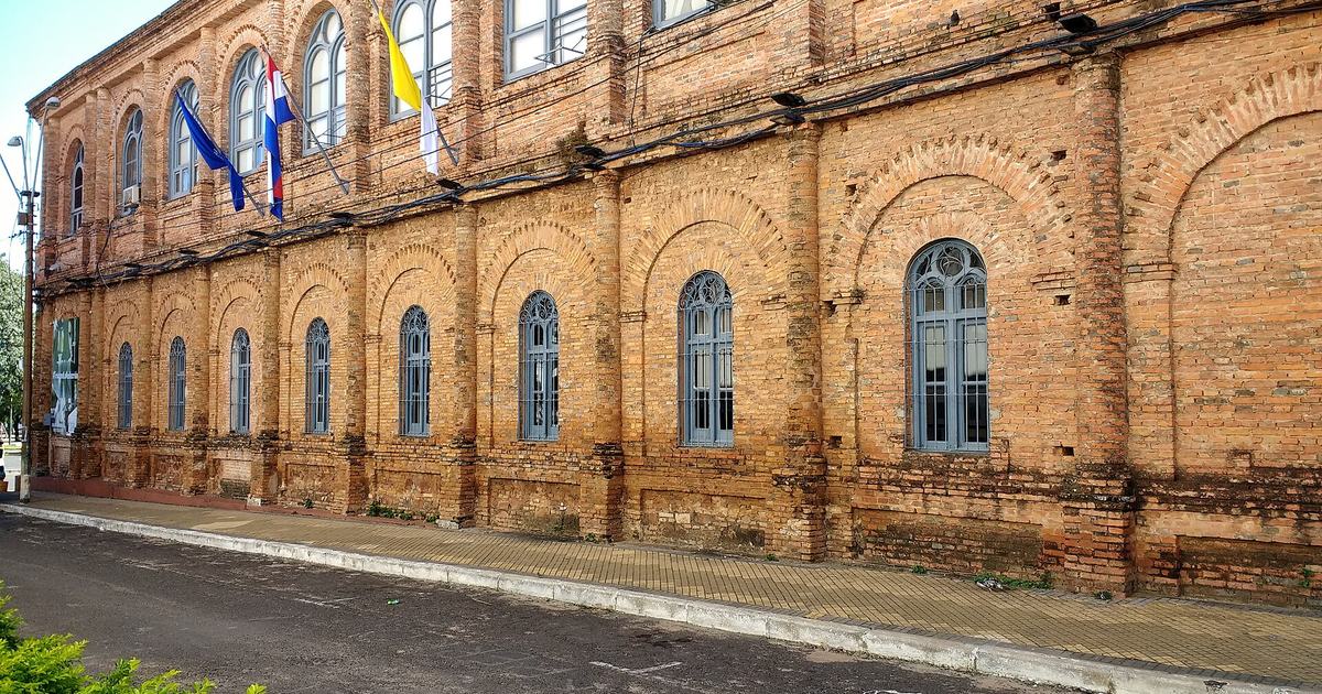 Fachada de ladrillo de la Universidad Católica Nuestra Señora de la Asunción, en Asunción