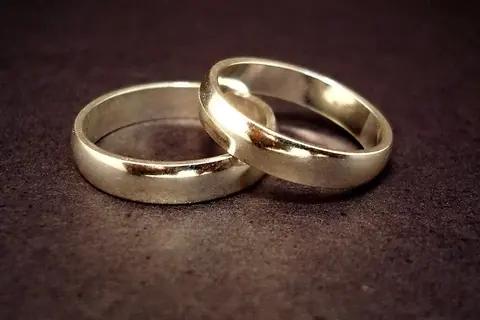 Dos alianzas de casamiento sobre una mesa
