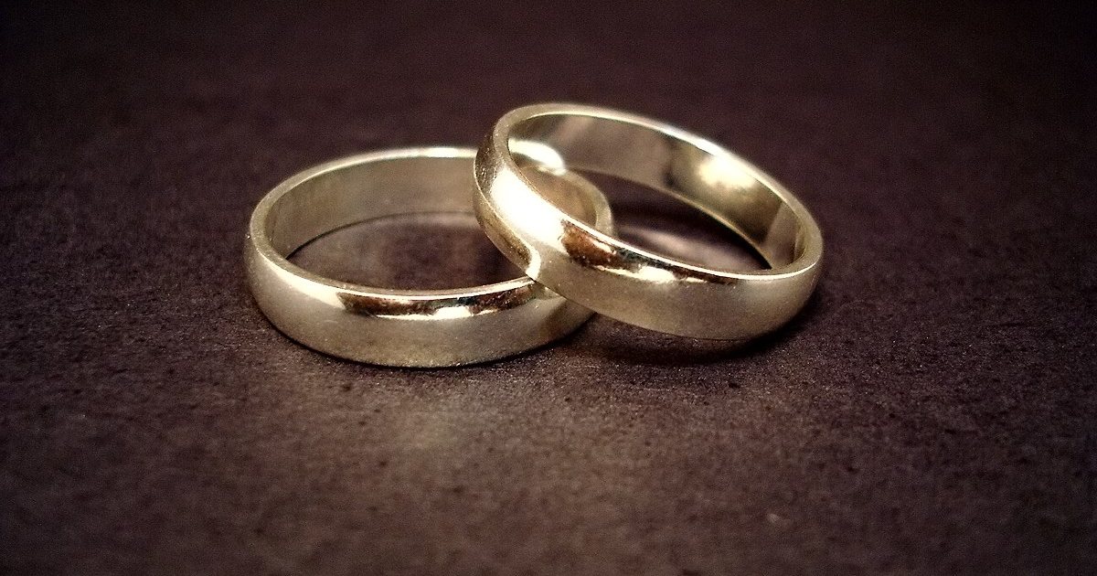 Dos alianzas de casamiento sobre una mesa