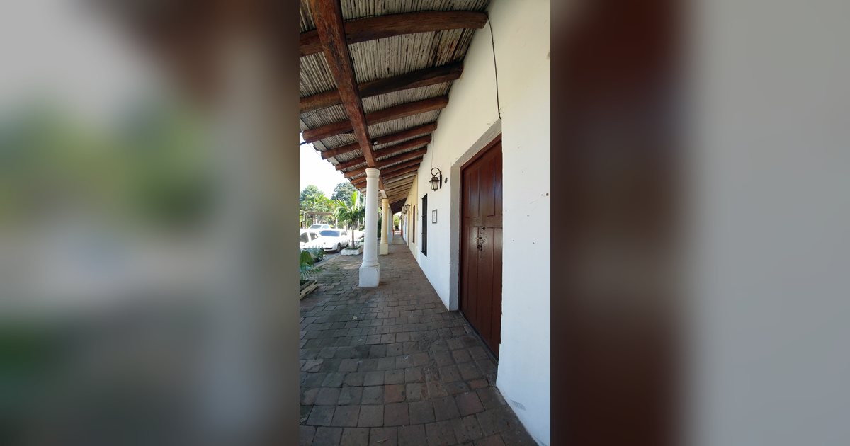 Corredor de casas coloniales en la peatonal histórica de Luque
