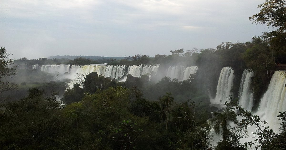 Saltos de las Cataratas del Iguazú vistos desde el lado argentino, en el Parque Nacional Iguazú
