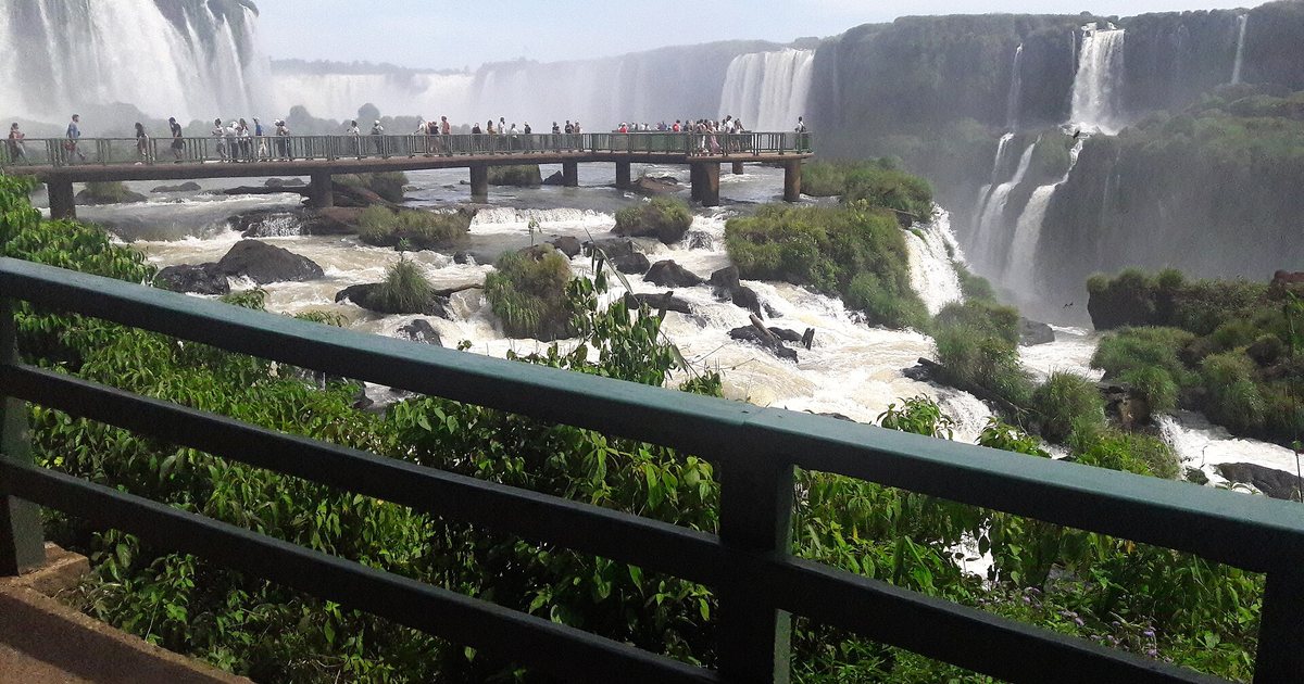 Pasarela del lado brasileño de las Cataratas que entra al río Iguaçu hacia la Garganta do Diabo, en Foz do Iguaçu