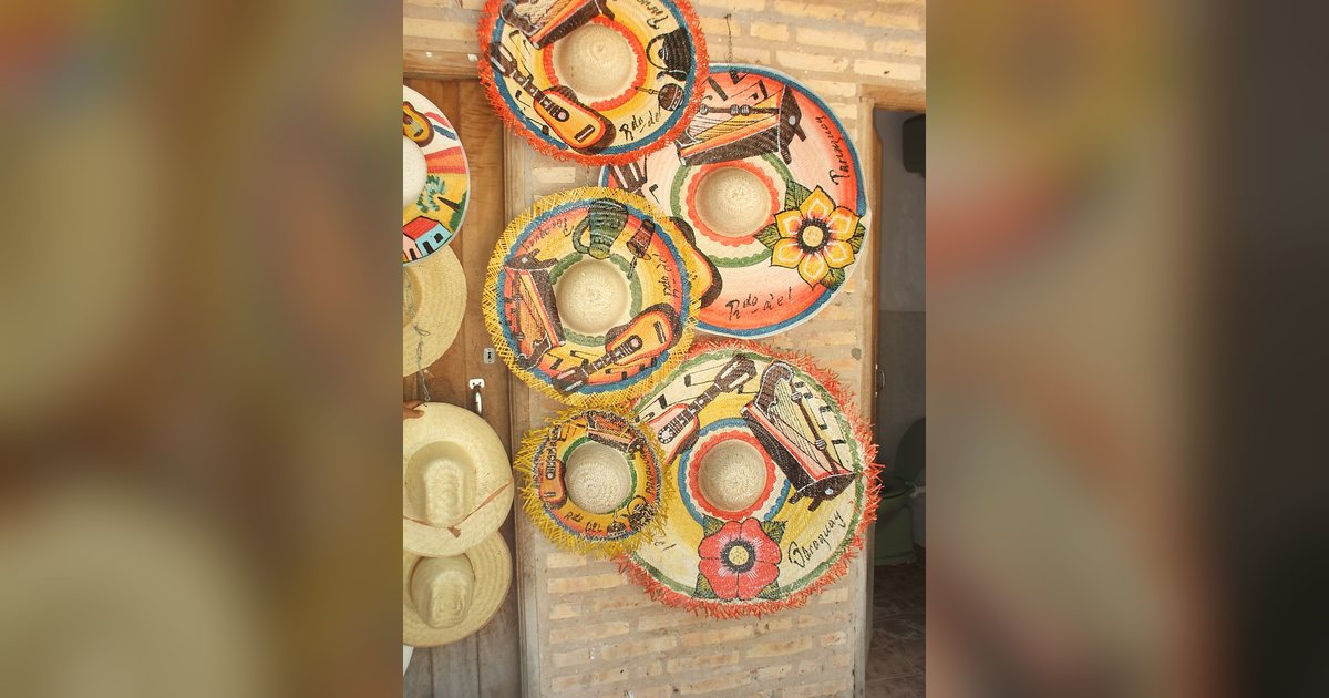 Sombreros de paja pintados a mano, a la venta en un comercio artesanal de Atyrá